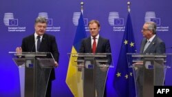 Зліва направо: президент України Петро Порошенко, президент Європейської ради Дональд Туск і президент Єврокомії Жан-Клод Юнкер (архівне фото)