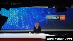 Már nem maradhat sokáig így. Zarmina Mohammadi tévés műsorvezető a Tolo TV stúdiójában, Kabulban 2018. szeptember 11-én