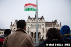 Угорський прапор на парламенті в Будапешті