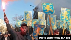 Праві активісти з символом 14-ї добровольчої дивізії «Ваффен СС» «Галичина» під час маршу з нагоди 78-ї річниці її створення. Київ, 28 квітня 2021 року