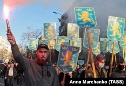 Праві активісти з символом 14-ї добровольчої дивізії «Ваффен СС» «Галичина» під час маршу з нагоди 78-ї річниці її створення. Київ, 28 квітня 2021 року