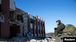 Сепаратист у зруйнованому селі Нікішині під Дебальцевом, 17 лютого 2015 року