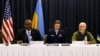 Министр обороны Украины Алексей Резников (справа) и министр обороны США Ллойд Остин (слева) на заседании Консультативной группы по обороне Украины на авиабазе ВВС США «Рамштайн» в Германии, 26 апреля 2022 года