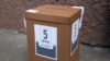 Скринька для аркушів із «опитуванням від президента» біля однієї з виборчих дільниць у Києві, 25 жовтня 2020 року