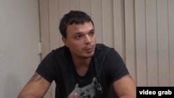 Сергей Лукьяненко во время допроса представителями группировки «ЛНР»
