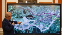 În imagine, primarul Emil Boc prezintă traseul centurii metropolitane. Fotografie cu caracter ilustrativ.