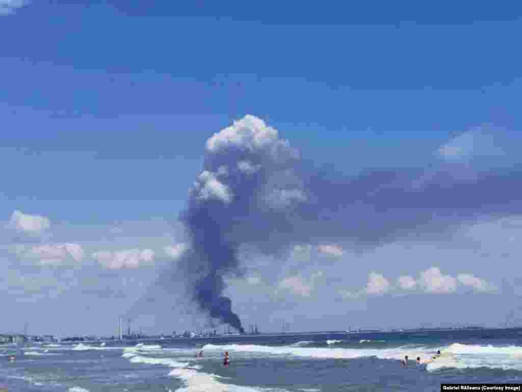 Persoanele aflate pe plaja de la Năvodari, care au văzut explozia, spun că mesajul RO - ALERT a venit la circa jumătate de oră de la producerea acesteia.