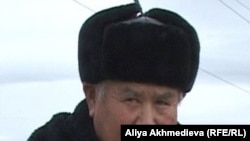 Кажиумар Кылыев, обнаруживший на своем дачном участке наскальные рисунки. Талдыкорган, 24 ноября 2010 года. 