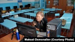 Учитель одной из школ Кыргызстана проводит онлайн урок. Иллюстративное фото. 