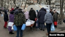 Люди стоят в очереди за водой в Пятигорске