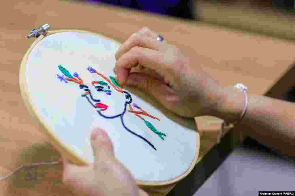 Međutim, aktivistkinje iz Mreže žena Kosova su više puta rekle za Radio Slobodna Evropa da je, u stvari, broj slučajeva nasilja u porodici veći, ali da mnoge žene i dalje oklijevaju da prijave nasilje koje doživljavaju.