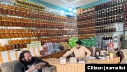 پاکستان ـ د شاتو د پلور یوه هټۍ، چې بېلابېل ډول شات پکې نندارې ته ایښودل شوي دي.
