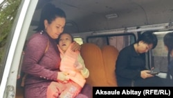Гульвира Жуызбаева с дочерью Насихат сидят в инватакси. Тараз, 17 сентября 2020 года.
