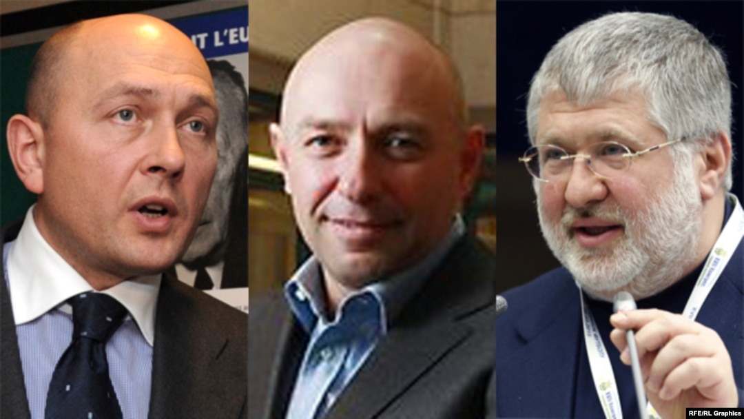 Xotinim seksual ayol, eri poklik kamarida. Porno xalatni kotardi