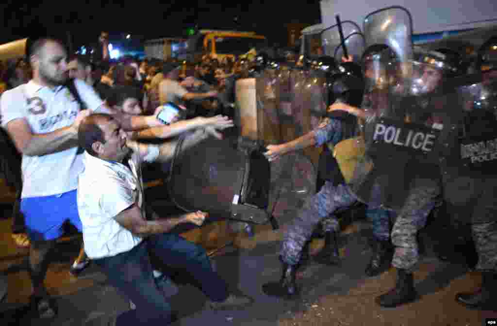 Armenia -  Protesters clash with police near a police station that was seized on 17 July in Yerevan, Armenia, 20 July 2016