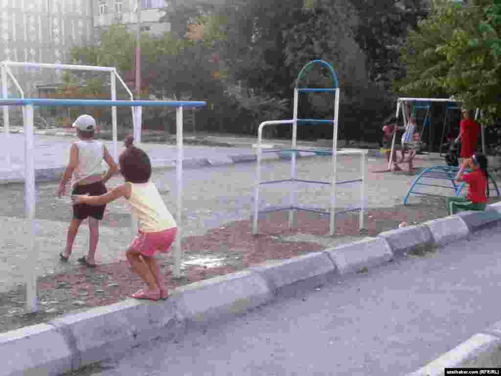 Gijara oýnamaga çykan çagalar