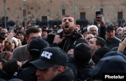 Прихильник вірменського уряду вигукує гасла на адресу демонстрантів, які підтримують католикоса Гарегіна ІІ, біля кафедрального собору в Ечміадзині, 18 грудня 2025 року