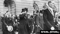 Președintele Woodrow Wilson, cu David Lloyd George și Georges Clemenceau, la Conferința de Pace de la Paris, după semnarea tratatului de pace cu Germania, în iunie 1919