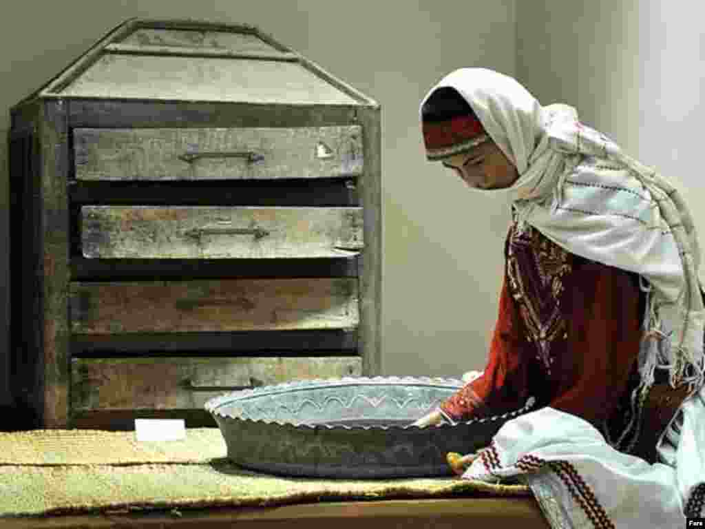 زن روستايی با پوشش محلی