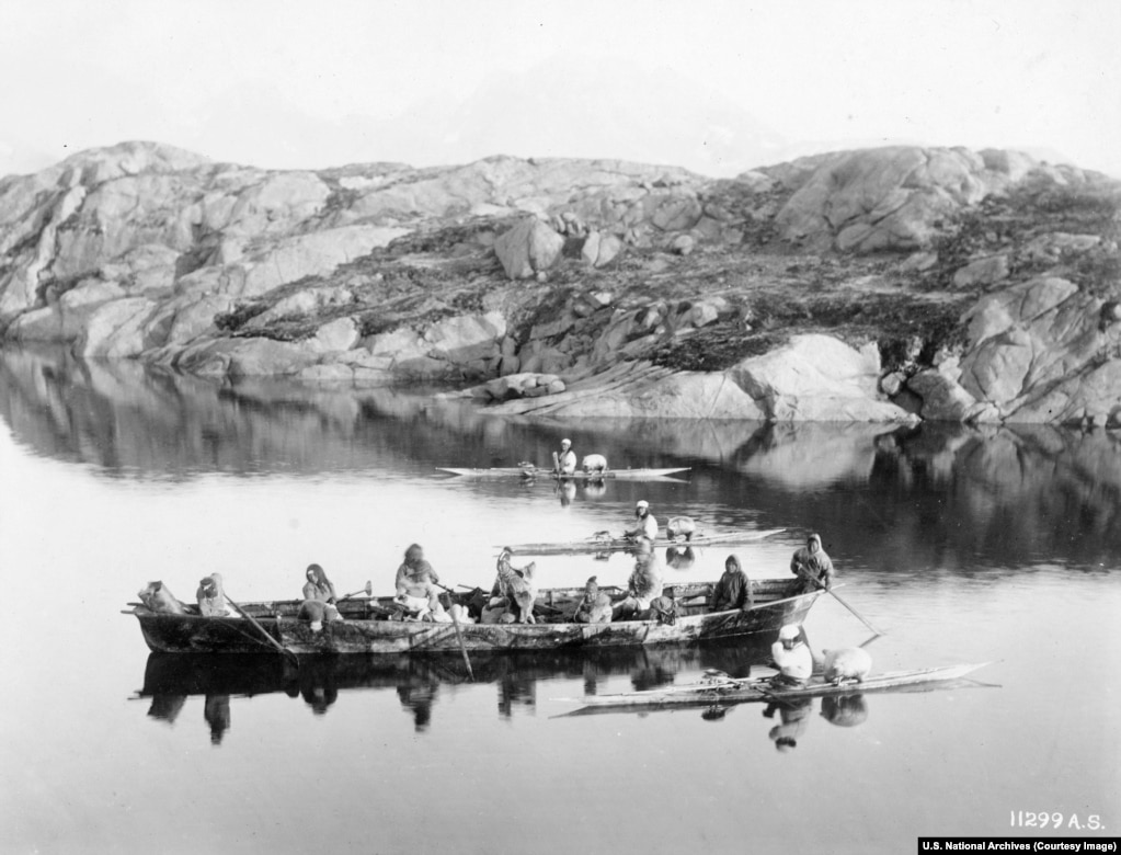 Inuitë (pjesëtarë indigjenë) të Grenlandës të fotografuar në 1924.