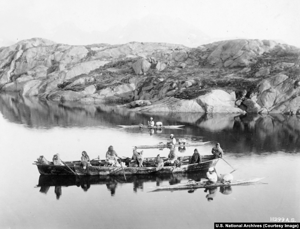 Inuitë (pjesëtarë indigjenë) të Grenlandës të fotografuar në 1924.