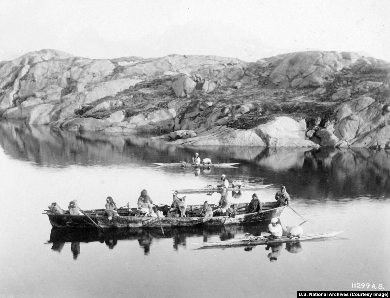 Inuitë (pjesëtarë indigjenë) të Grenlandës të fotografuar në 1924.