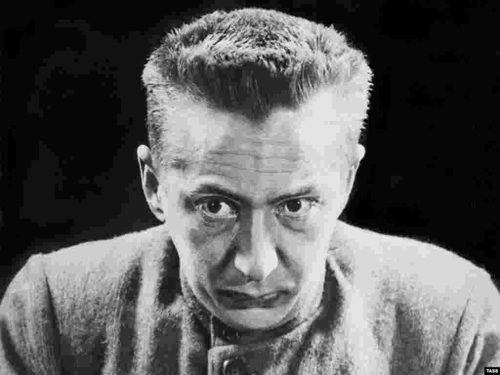 Sosialist Aleksandr Kerenski. O, 1917-ci ilin yayında Müvəqqəti Hökumətə rəhbərlik edib - 1917-ci ilin fevral qiyamı martın 2-də öz pik nöqtəsinə çatdı, çar tacdan uzaqlaşdırıldı, sonda Müvəqqəti Hökumət yaradıldı. Vladimir Lenin alman hökumətinin yardımı ilə apreldə İsveçrədən Petroqrada qayıtdı