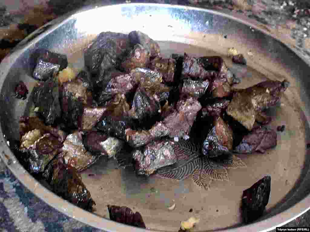 Лөлүнүн дасторконунда куурулган өпкө.