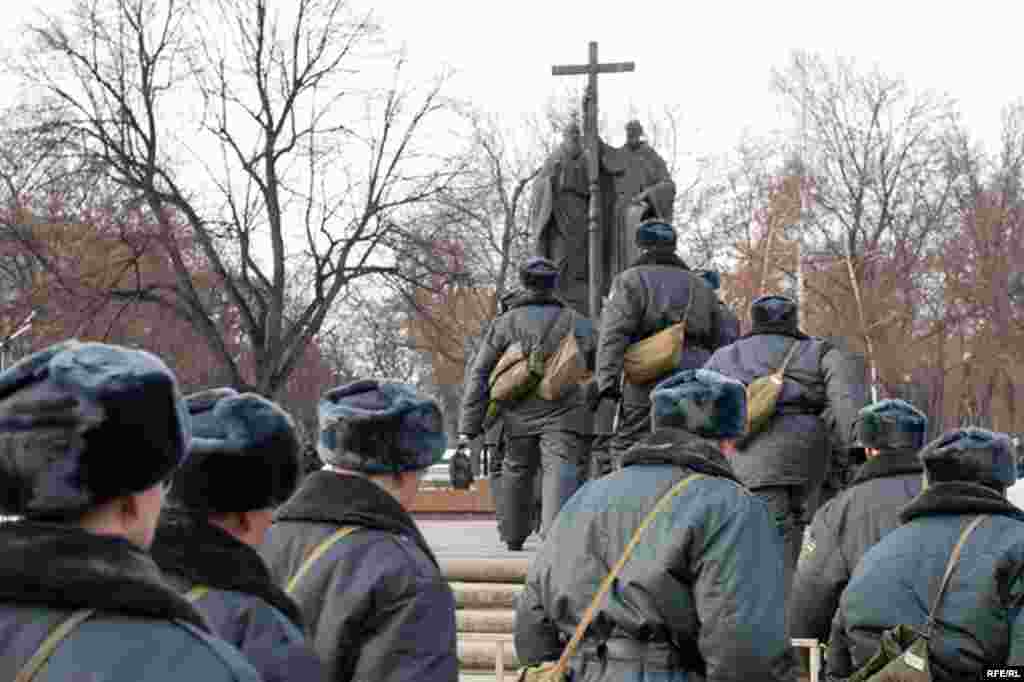 Не будет преувеличением сказать, что на одного митингующего приходилось 10 сотрудников органов, включая дружинников