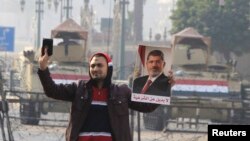Сторонник "Братьев-мусульман" с портретом свергнутого президента Мухаммеда Мурси. Каир, 25 января 2015 года. Архивное фото.