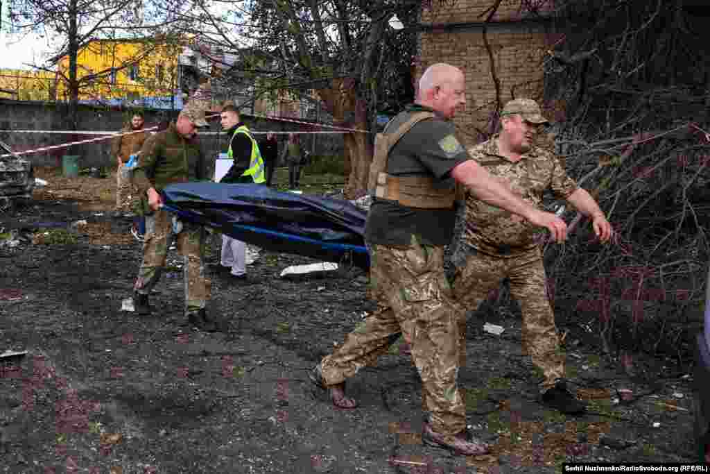 Унаслідок атаки загинули двоє людей, ще 16 постраждали. П’ятьох поранених госпіталізували, двоє з них – у тяжкому стані, <a href="https://t.me/vitaliy_klitschko/7439" target="_self" class="wsw__a">заявив</a> міський голова Кличко