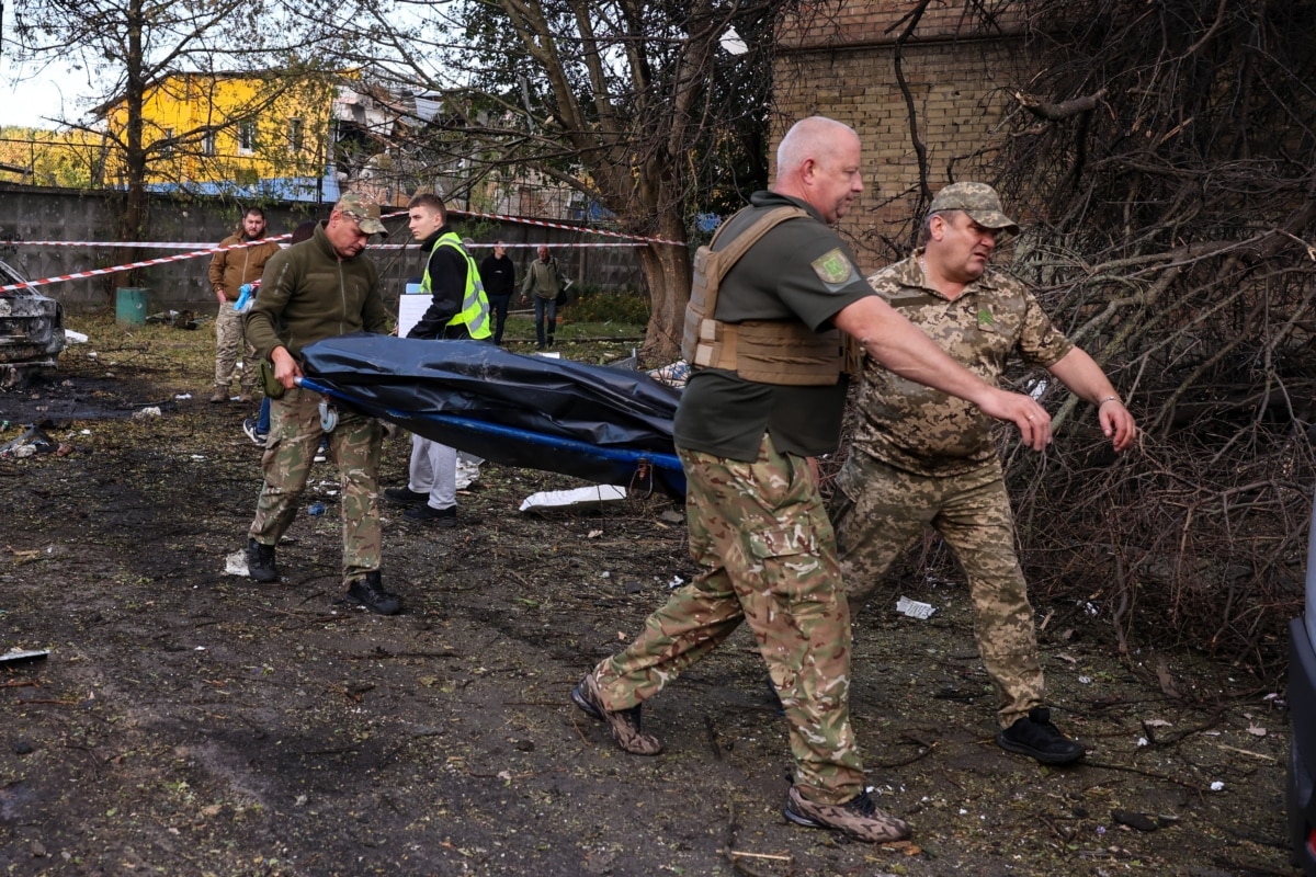 Унаслідок атаки загинули двоє людей, ще 16 постраждали. П’ятьох поранених госпіталізували, двоє з них – у тяжкому стані, <a href="https://t.me/vitaliy_klitschko/7439" target="_self" class="wsw__a">заявив</a> міський голова Кличко