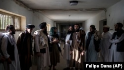 "Талибы", некоторые из которых являются бывшими заключенными, позируют в пустом помещении тюрьмы Пул-и-Чархи. Кабул, Афганистан. 13 сентября 2021 года