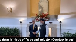 نورالدین عزیز، وزیر صنعت و تجارت طالبان با یکی از مقامات هند در دهلی نو 