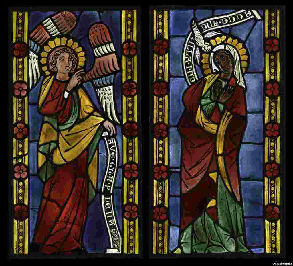 Panouri cu vitralii originale de secolul al XIV-lea.