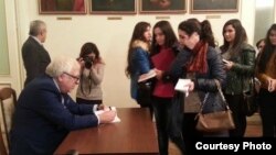 Yazıçı Anar yeni kitabını oxucuları üçün imzalayır