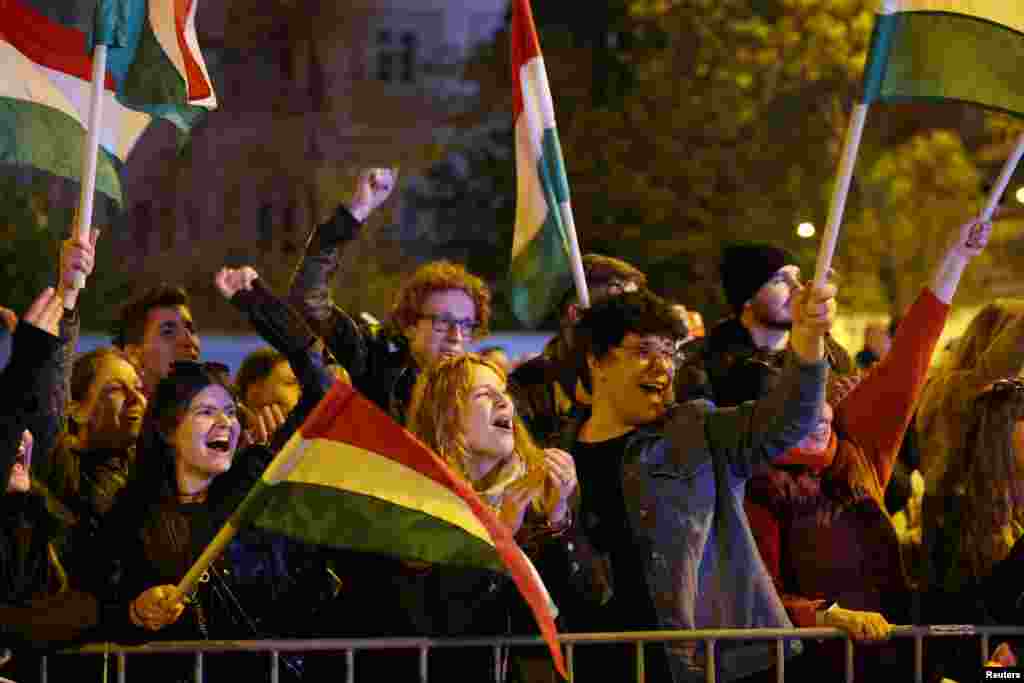 Slavlje na ulicama Budimpešte dok pristalice čekaju na Petera Mađara nakon najave da je njegova stranka osvojila većinu.