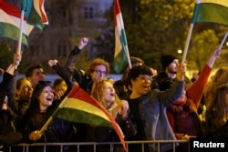 მხარდამჭერების რეაქცია, რომლებიც ელოდებიან ოპოზიციური პარტიის „ტისას“ ლიდერს, პეტერ მადიარს, საპარლამენტო არჩევნების ნაწილობრივი შედეგების გამოცხადების შემდეგ, ბუდაპეშტში, 2026 წლის 12 აპრილი.