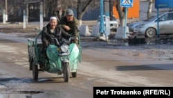 Люди едут на мотороллере. Село Сортобе, Жамбылская область. 2 февраля 2021 года.
