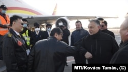 Orbán Viktor miniszterelnök üdvözli a Suparna Airlines Kínából érkező repülőgépének személyzetét a Liszt Ferenc repülőtéren 2020. március 24-én. A gép több mint hárommillió maszkot, százezer koronavírustesztet és 86 lélegeztetőgépet hozott