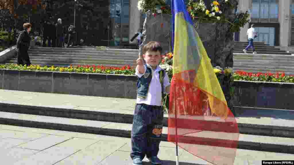 Moldova - De Ziua drapelului national, Chisinau. (Europa Libera/Alla Ceapai)