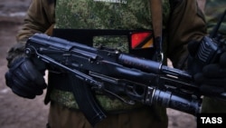Российские власти категорически отрицают участие своих солдат в боевых действиях в Донбассе