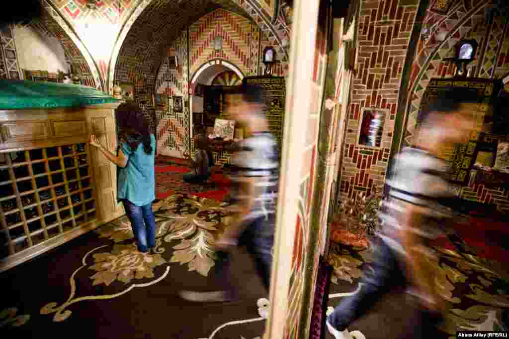 Qəbrin üzərində onun kimə aid olmasım bildirən kitabə yoxdur. Əhali arasında yayılan rəvayətə görə qəbirdə şiələrin yeddinci imamı Museyi-Kazımın oğlu Seyid Əqil dəfn olunmuşdur.