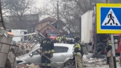 Жарылыс болған жерде жүрген төтенше қызмет адамдары. Владикавказ, 10 сәуір, 2026 жыл.