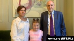 Джейми Флай с супругой и дочерью Владислава Есипенко
