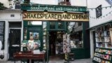 “Shakespeare and Company” atly kitap dükanynyň girelgesi.