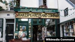 'Shakespeare and Company' kitab mağazasının girişi.