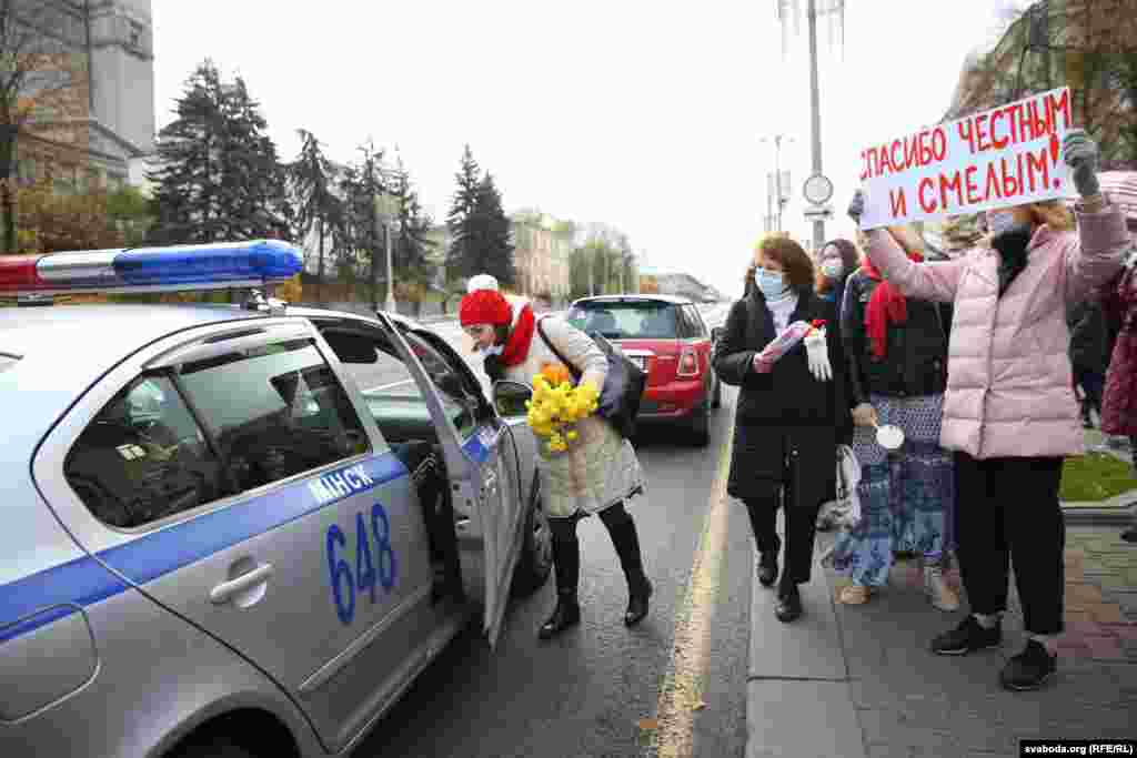 Недалёка ад вуліцы Янкі Купалы супрацоўнікі ДАІ ў суправаджэньні чатырох мікрааўтобусаў сілавікоў спынілі вадзіцеля, які сыгналіў удзельніцам маршу. Яго адвялі для разгляду ў машыну дарожна-патрульнай службы 