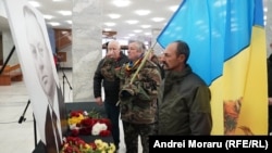Veterani ai războiului de pe Nistru au venit cu tricolorul și în uniforme militare la Palatul Național, unde au depus flori la portretul lui Ilie Ilașcu.