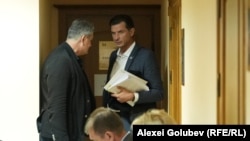 Avocații Ion Vîzdoaga și Lucian Rogac așteaptă începutul ședinței de judecată.